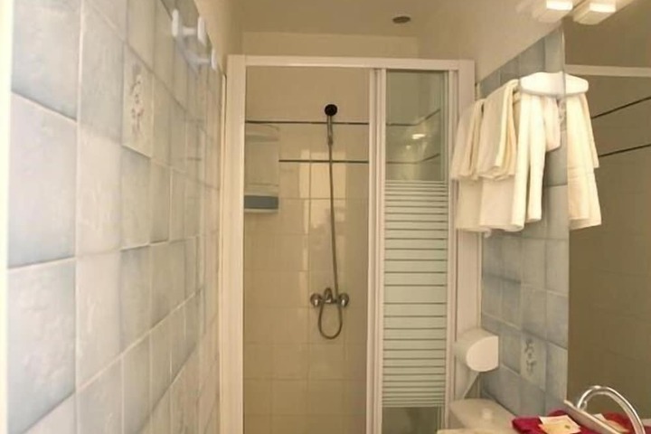 Room 28 of 46