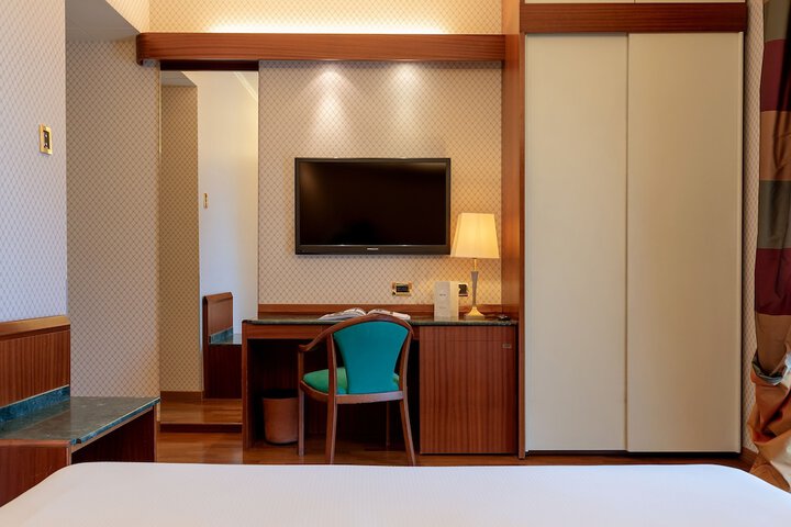 Room 25 of 104