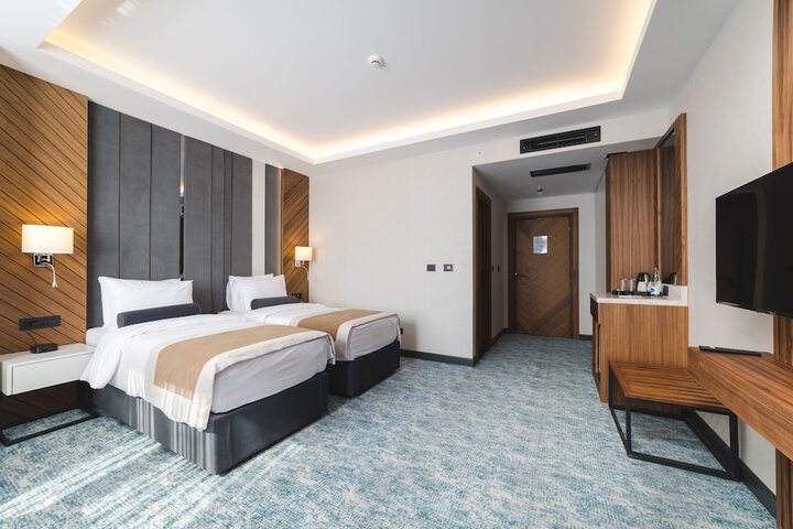 Room 7 of 93