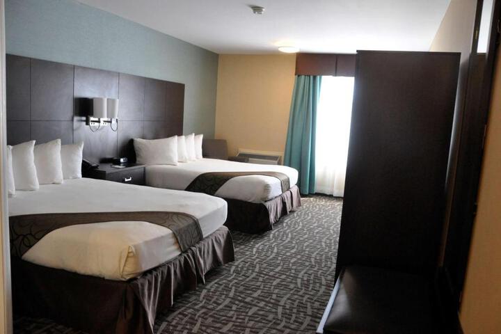 1 Queen Bed Tower Sofa Bed Work Desk Microwave and Refrigerator High Speed Internet Accessible Full Breakfast (20 of 26)