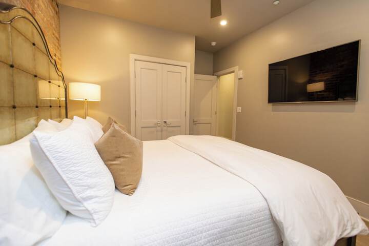 Room 28 of 371