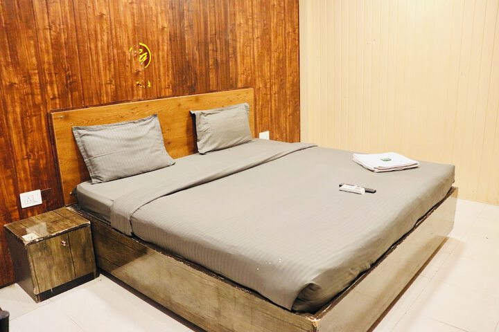 Room 11 of 33