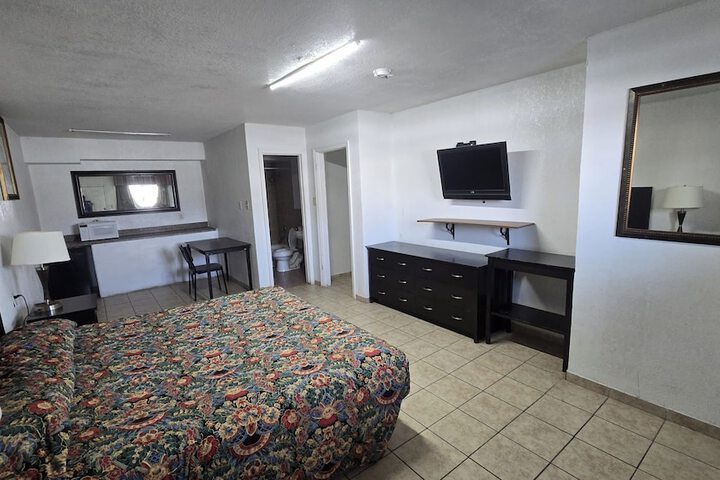 Room 6 of 12
