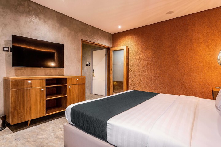 Room 6 of 61