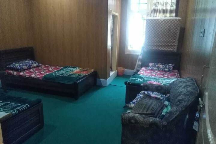 Room 4 of 17