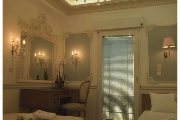 Room 17 of 37