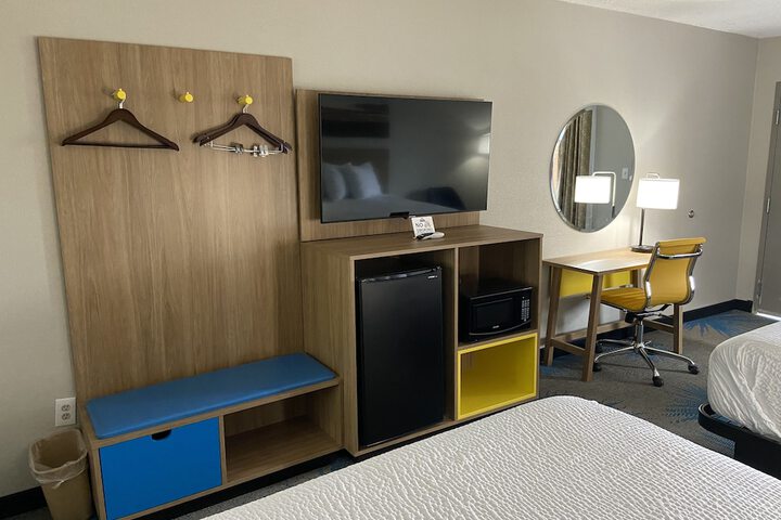2 Queen Beds (8 of 15)