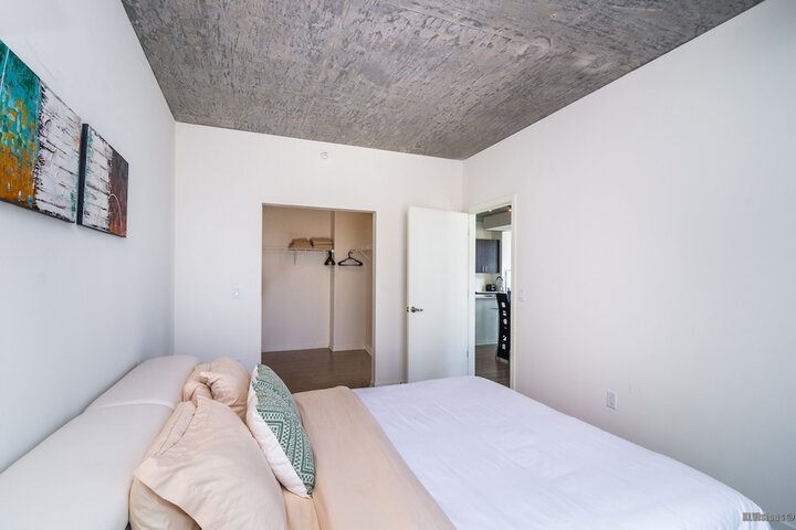 Room 6 of 32