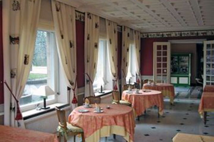 Dining 7 of 21