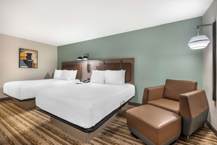 2 Queen Beds Work Desk Lounge Chair Microwave and Refrigerator WiFi Full Breakfast (2 of 4)