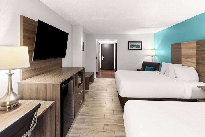 2 Queen Beds (6 of 10)