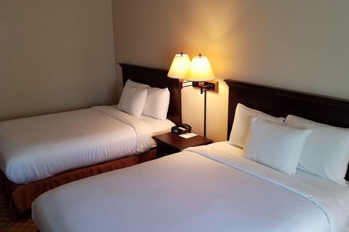 2 Queen Beds (3 of 8)