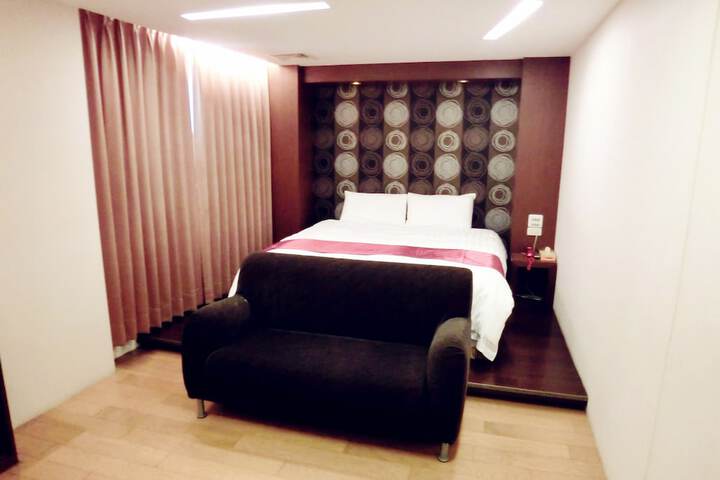 Room 28 of 67