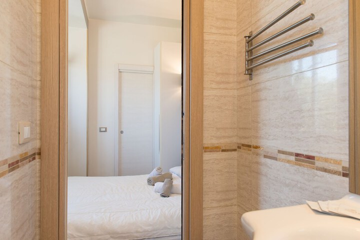 Room 6 of 11