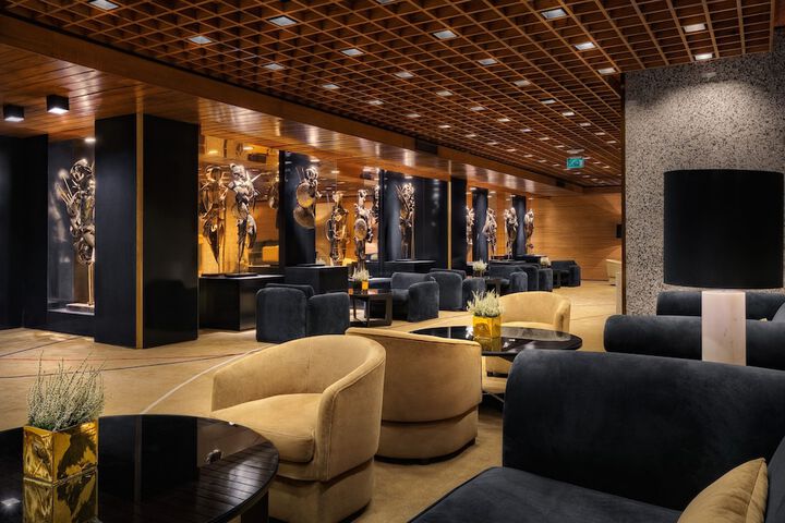 Lounge 72 of 84