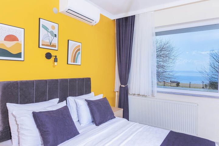 Room 5 of 102