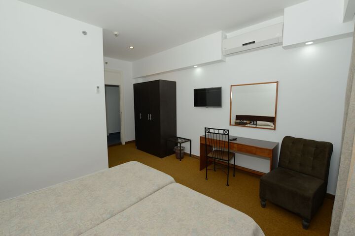Room 9 of 32