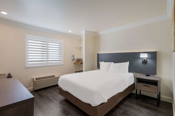 1 Queen Bed (14 of 16)