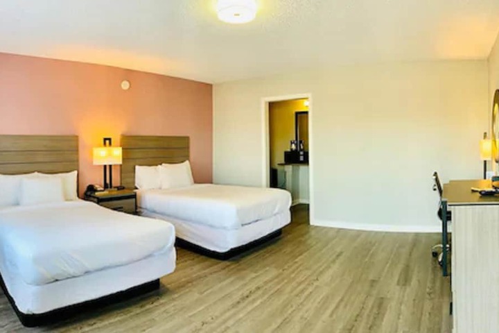 Room 6 of 28