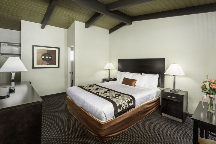 1 Queen Bed (6 of 17)