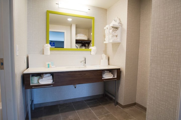 2 Queen Beds Mobility Hearing Accessible Tub (1 of 16)