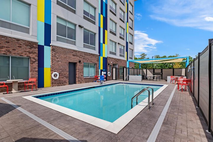 Pool image of Tru by Hilton Richmond Northwest
