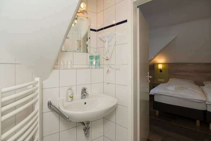 Room 40 of 85