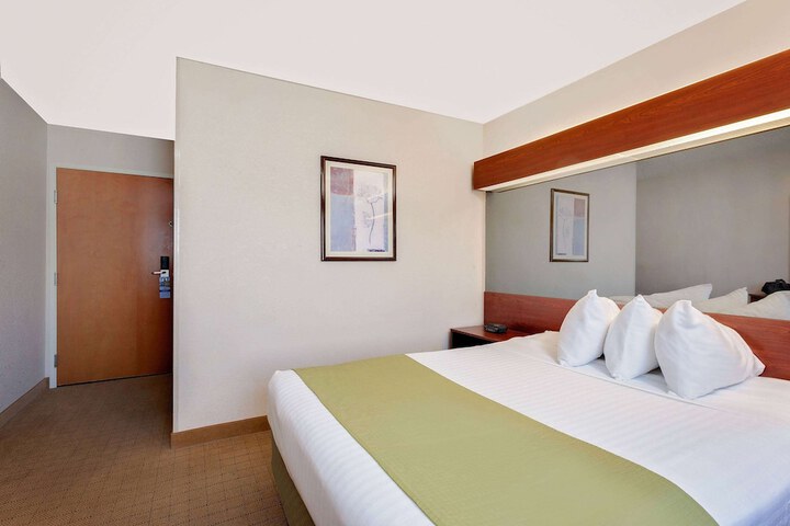 1 Queen Bed (12 of 14)