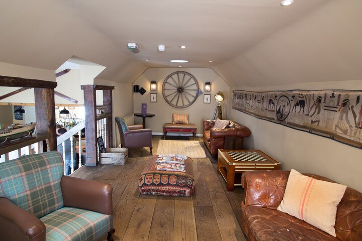 Lounge 67 of 75