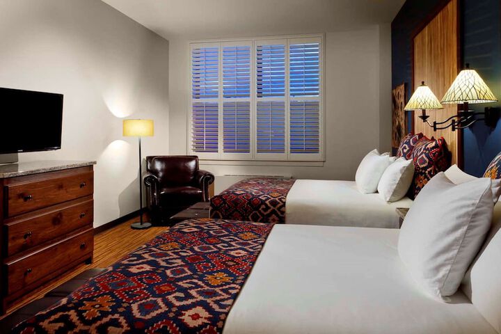 1 Queen Bed (4 of 25)