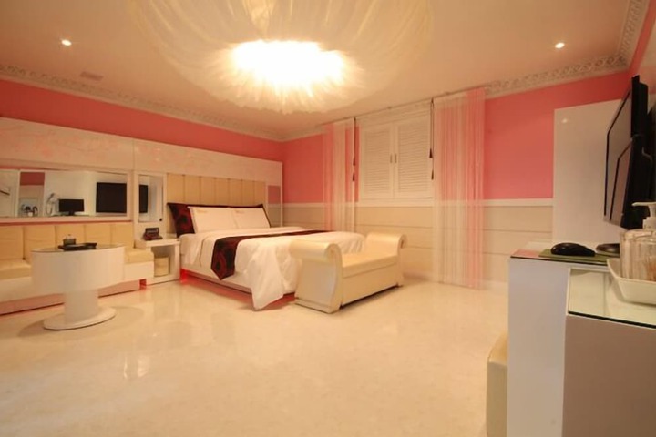 Room 12 of 33