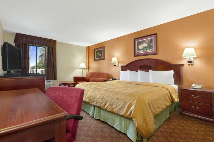 1 King Bed (5 of 5)