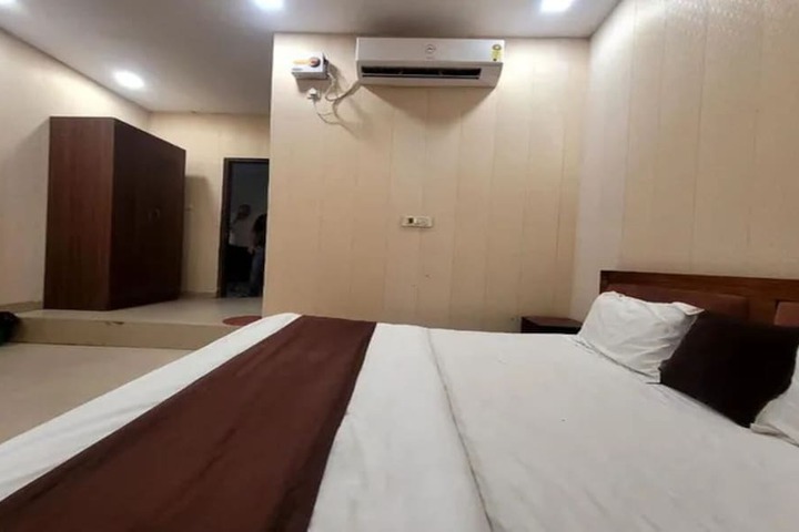 Room 13 of 18