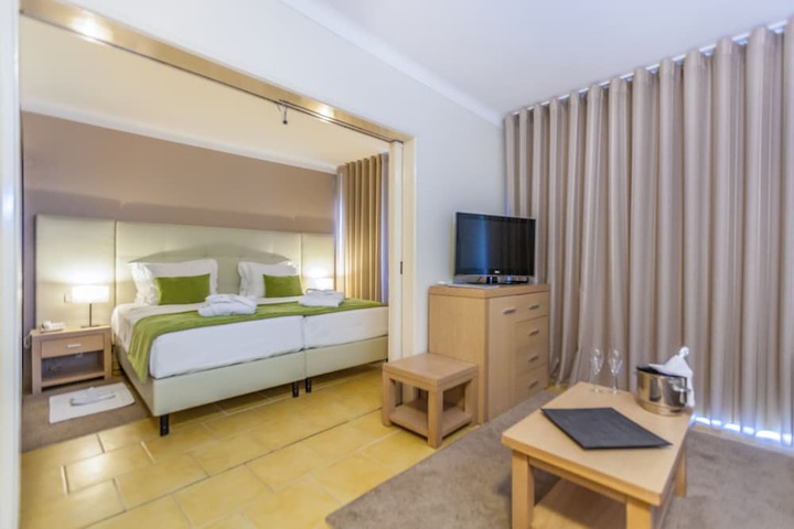 Room 5 of 40
