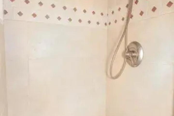 Room 6 of 10