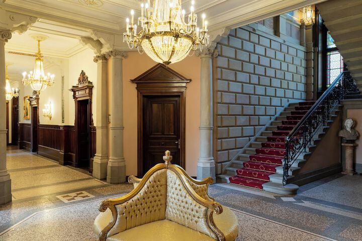 Lobby lounge