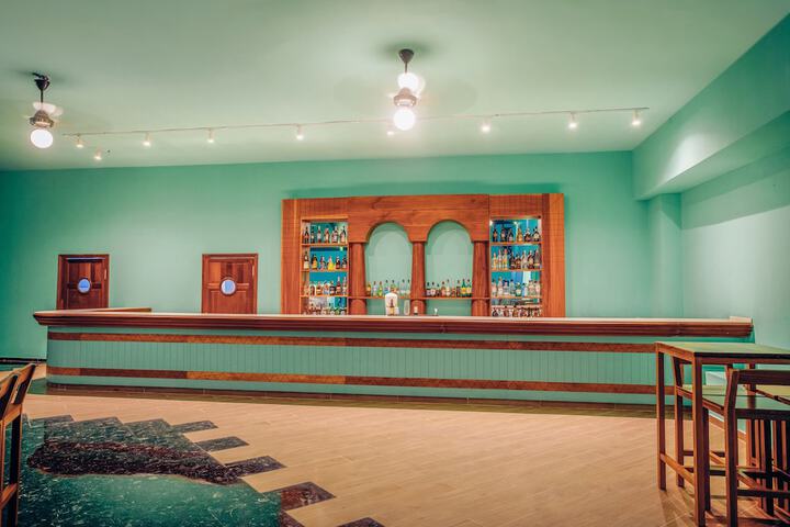 Lounge 104 of 131