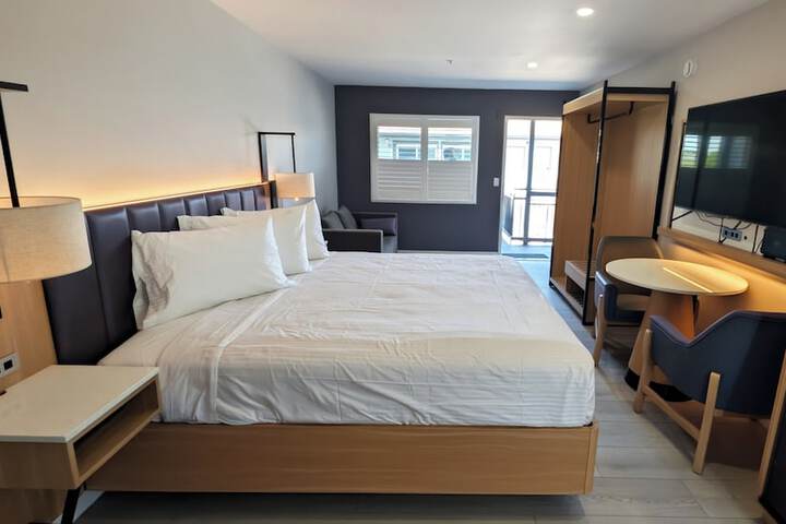 Room 4 of 8
