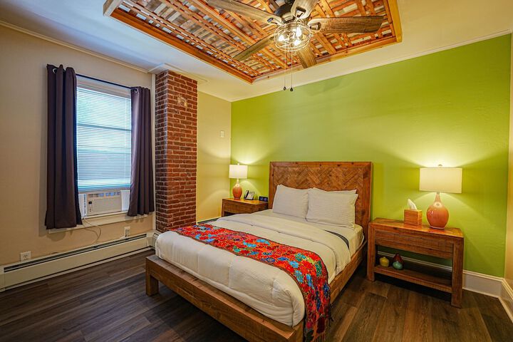 1 Queen Bed (21 of 40)