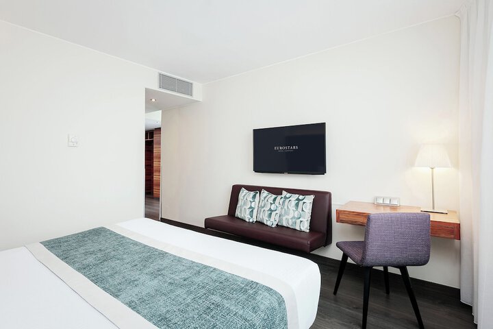 Room 11 of 50
