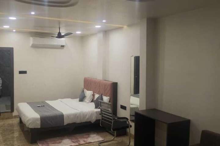 Room 8 of 25