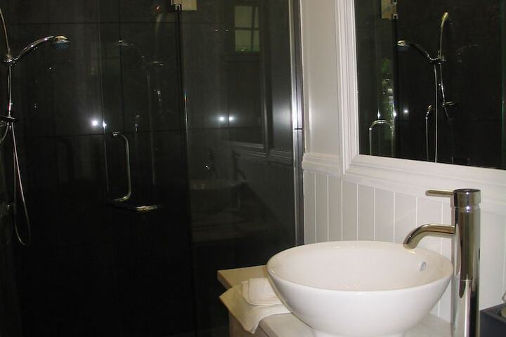 Room 4 of 8