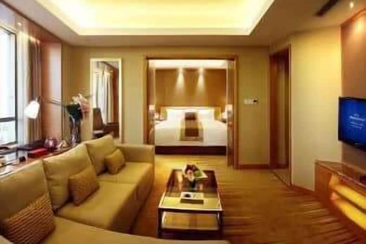 Room 7 of 18