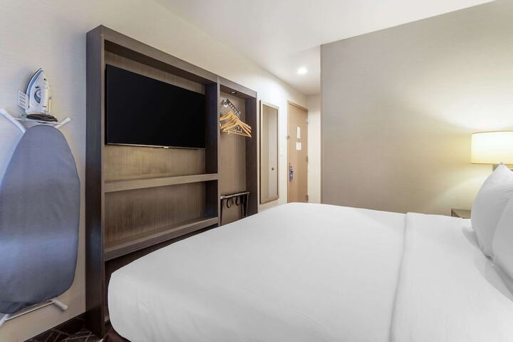 1 King Bed Basement Work Desk Refrigerator WiFi Coffee Tea Maker Continental Breakfast (1 of 6)