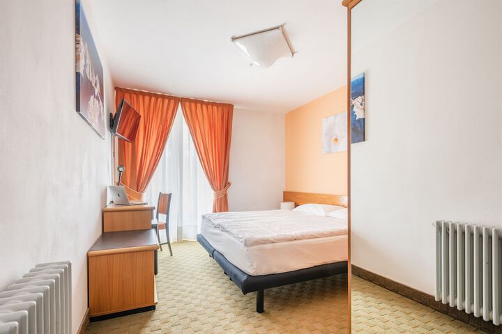 Room 36 of 100