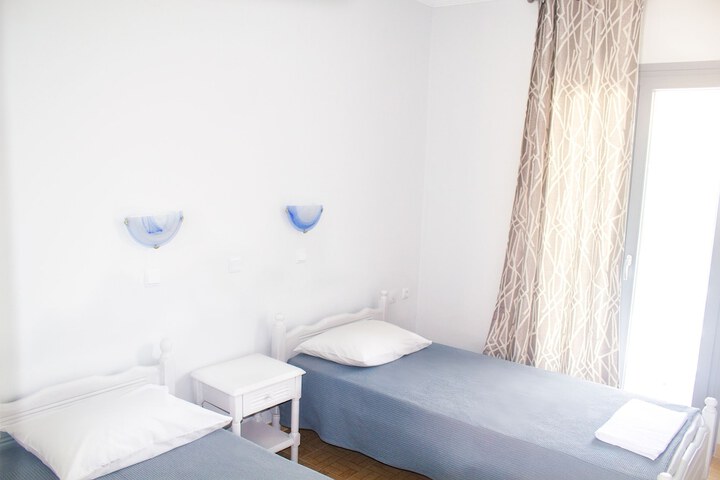 Room 4 of 9