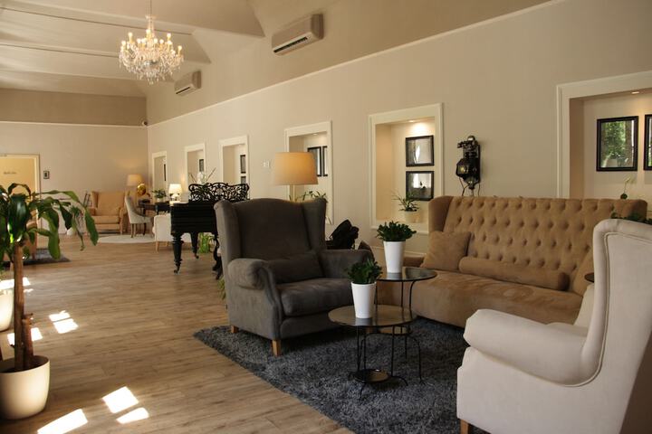Lounge 38 of 43