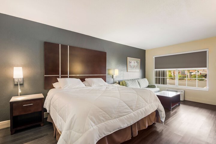 1 King Bed (3 of 12)