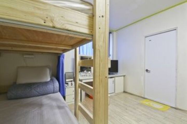 Room 13 of 33