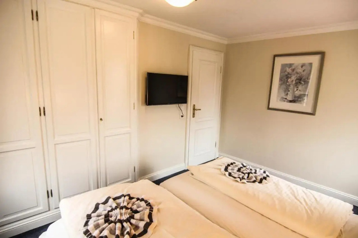 Room 5 of 6